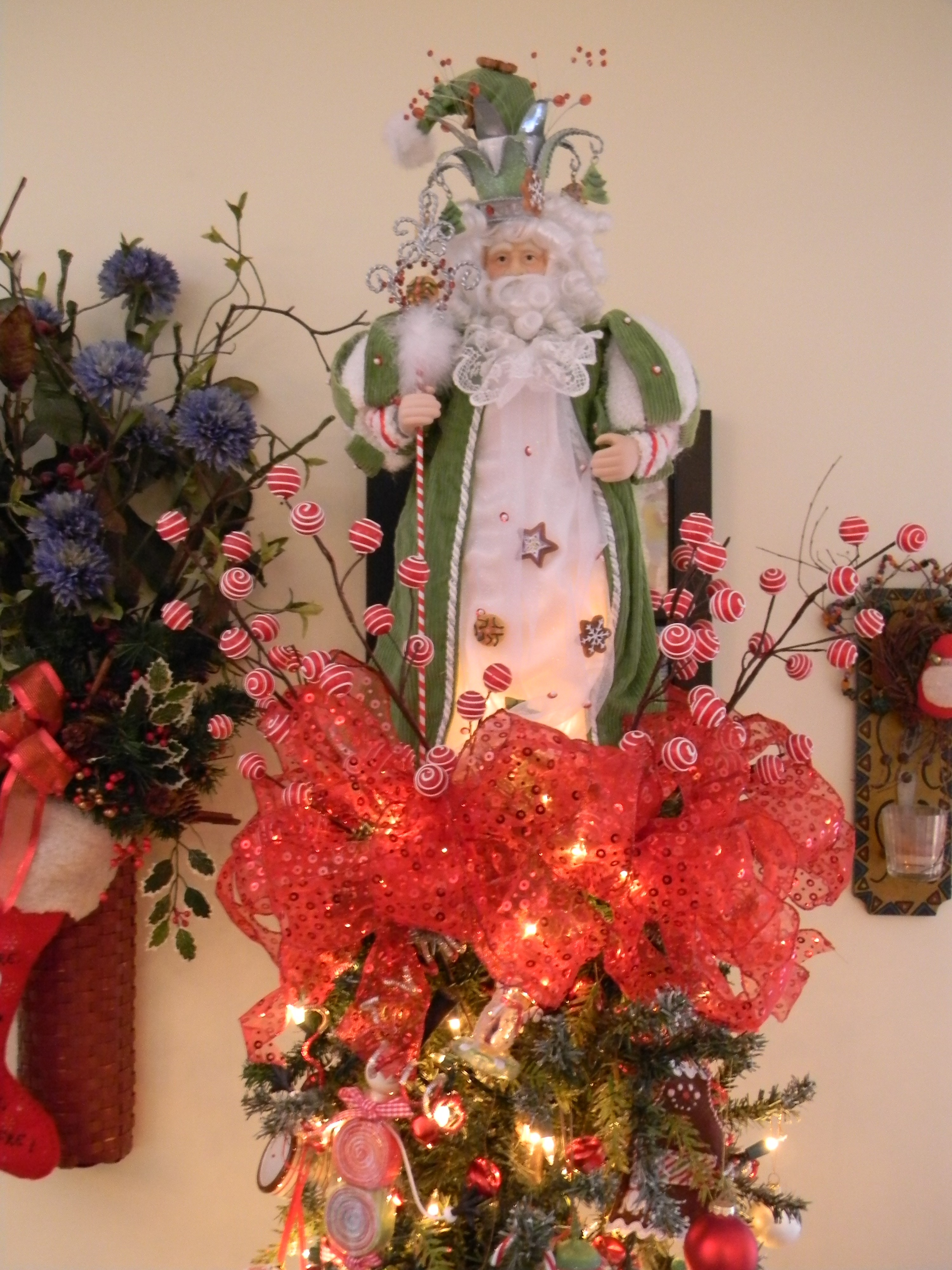 JAZZING Up Your Tree with a Decorative Christmas Tree Topper - JOYFUL DAISY