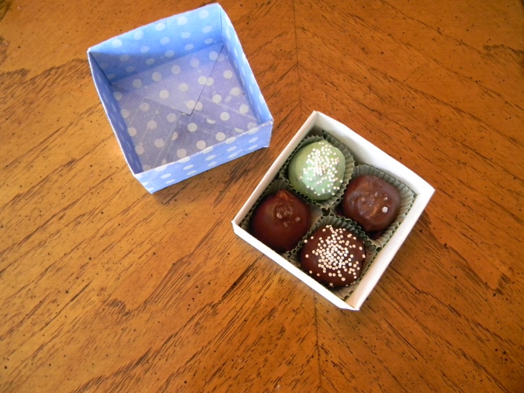 How to make a candy box for four truffles