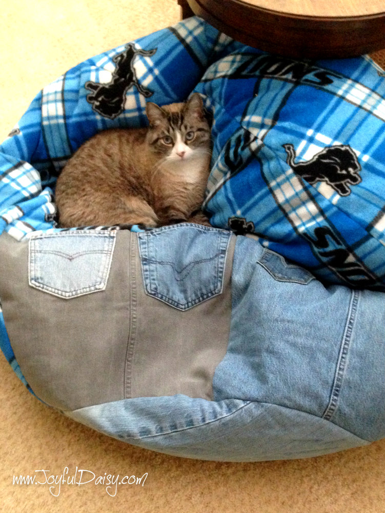 HOW TO MAKE A LARGE BEAN BAG OUT OF RECYCLED JEANS AND FLEECE