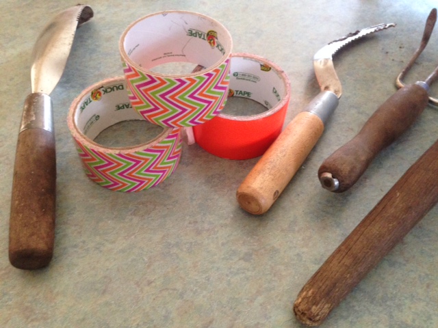 How to make easy to spot garden tools with duck tape