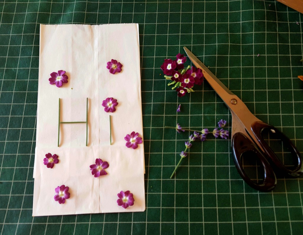 How to create gift bags with flower pounding